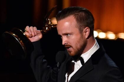 Imagem do ator Aaron Paul sendo recordista lendário no Emmy!