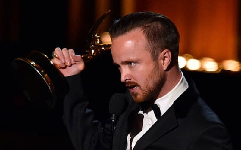 Imagem do ator Aaron Paul sendo recordista lendário no Emmy!