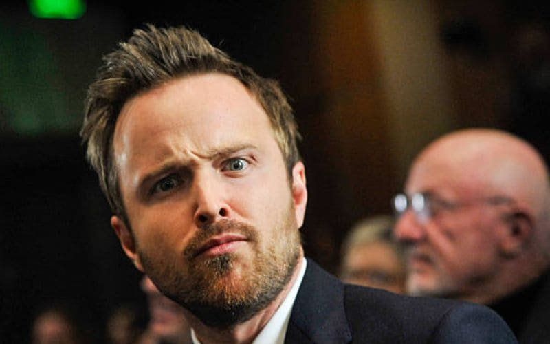 Aaron Paul no culto! Atuação chocante do ator no drama que explora a crise de fé.