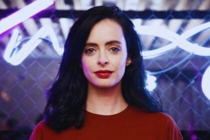 Imagem da atriz Krysten Ritter que revela o segredo chocante de sua luta antes da fama.