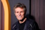 Willem Dafoe revela sua energia chocante no teatro.