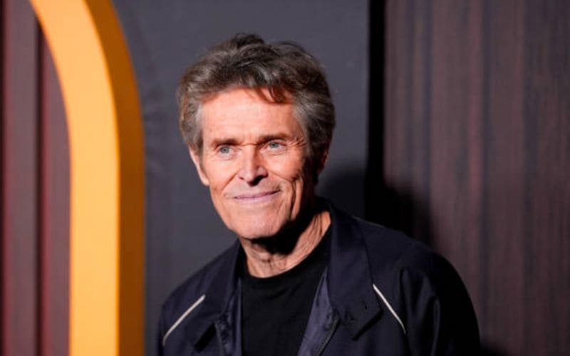 Willem Dafoe revela sua energia chocante no teatro.