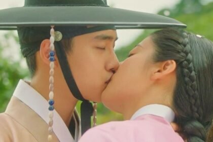 Atores Do Kyung-soo (D.O.) de chapéu tradicional coreano e Nam Ji-hyun de trança se beijando em cena romântica de 100 Days My Prince.