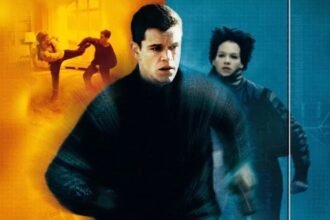 Cena do filme A Identidade Bourne (2002) com montagem de um homem e uma mulher correndo e dois homens lutando sobre um fundo amarelado estilizado.