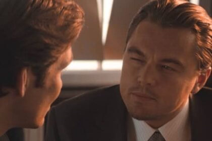 Leonardo DiCaprio e Cillian Murphy trocam olhares intensos em cena de suspense do filme A Origem (2010).