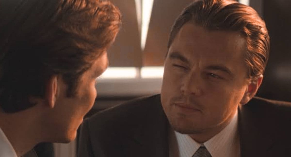 Leonardo DiCaprio e Cillian Murphy trocam olhares intensos em cena de suspense do filme A Origem (2010).