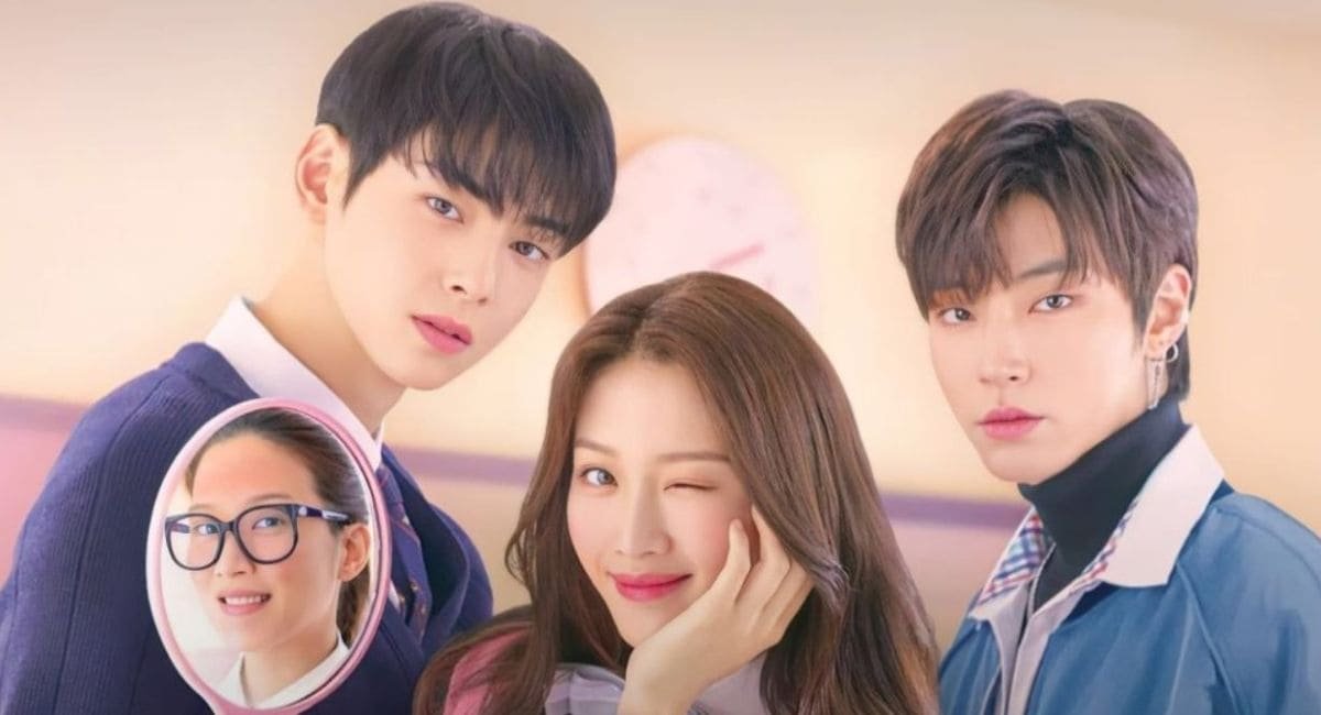 Moon Ga-young no meio piscando o olho, ladeada por Cha Eun-woo e Hwang In-yeop em uniforme escolar, olhando para frente em Beleza Verdadeira.