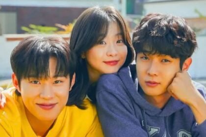 Atores Choi Woo-shik de amarelo, Kim Da-mi ao meio e Kim Sung-cheol de azul, olhando para frente em cena de Nosso Eterno Verão.
