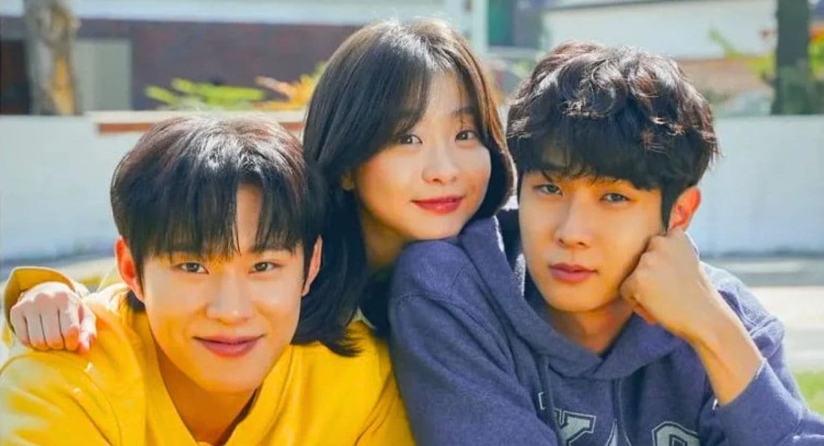 Atores Choi Woo-shik de amarelo, Kim Da-mi ao meio e Kim Sung-cheol de azul, olhando para frente em cena de Nosso Eterno Verão.