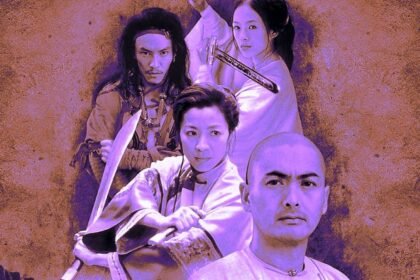 Cena do filme O Tigre e o Dragão (2000) com Chow Yun-fat, ator de cabelo longo e as atrizes Michelle Yeoh e Zhang Ziyi segurando espadas em combate.