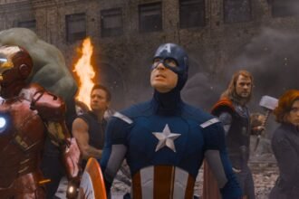 Imagem dos vingadores com uma tocha de fogo