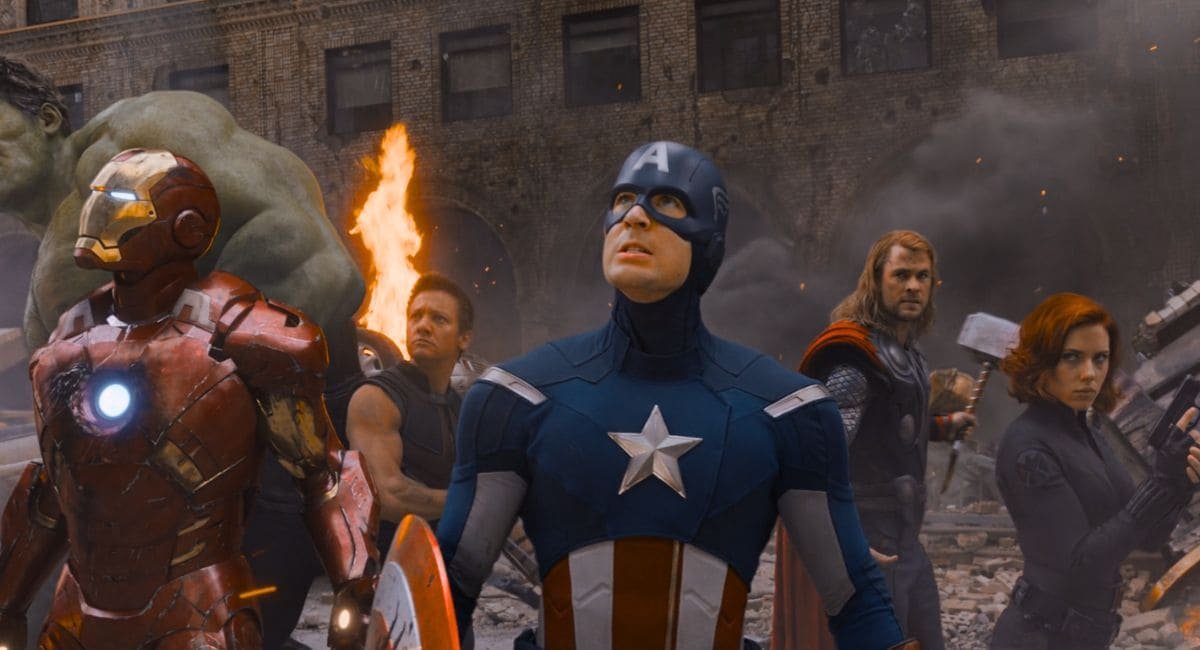 Imagem dos vingadores com uma tocha de fogo