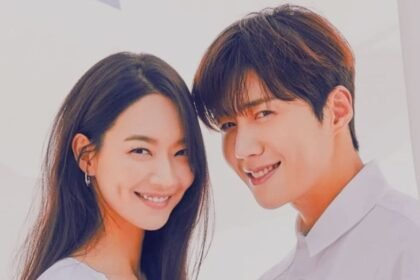 Atores Shin Min-a e Kim Seon-ho vestindo roupas brancas com rostos próximos e olhando para frente em cena romântica de Hometown Cha-Cha-Cha.