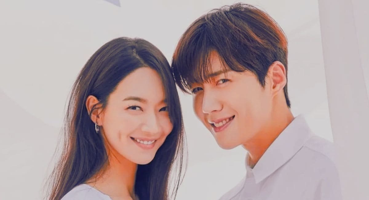 Atores Shin Min-a e Kim Seon-ho vestindo roupas brancas com rostos próximos e olhando para frente em cena romântica de Hometown Cha-Cha-Cha.