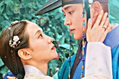 Park Eun-bin de trança e Rowoon de chapéu tradicional coreano com os rostos próximos, quase se beijando, no dorama O Rei de Porcelana.