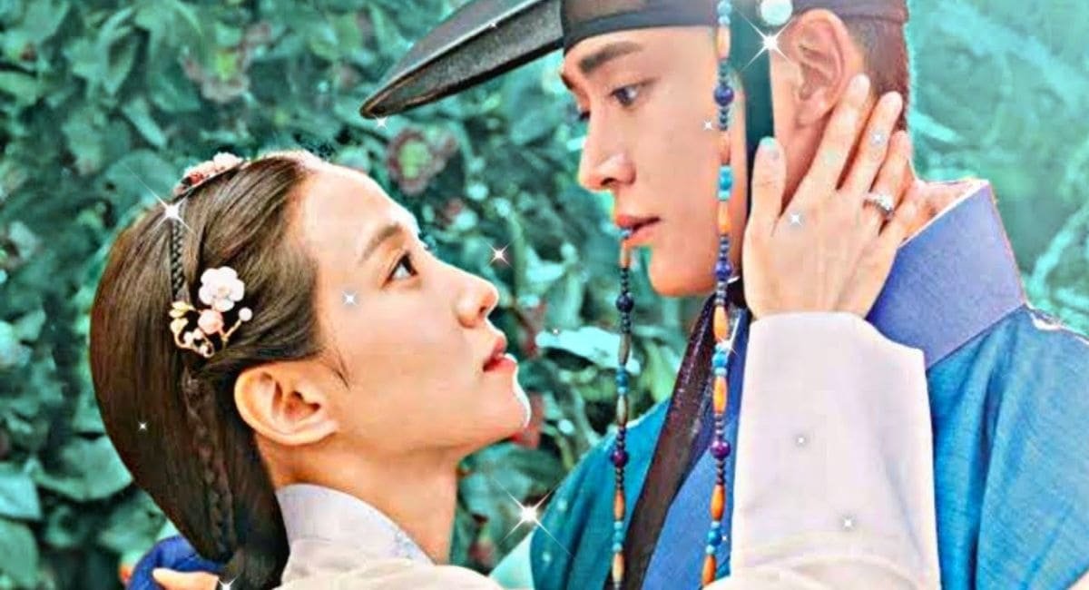 Park Eun-bin de trança e Rowoon de chapéu tradicional coreano com os rostos próximos, quase se beijando, no dorama O Rei de Porcelana.