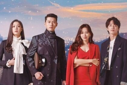 Hyun Bin de quepe militar e Son Ye-jin de vermelho, acompanhados por outros dois atores do elenco em cena da série Pousando no Amor.