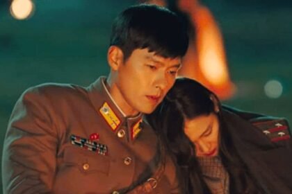 Os atores Hyun Bin e Son Ye-jin fardados em cena de Pousando no Amor, destacando o uniforme militar norte-coreano e o clima de romance.