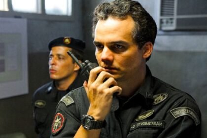 Imagem do Wagner Moura segurando o Rádio comunicador no filme Tropa de Elite (2007)