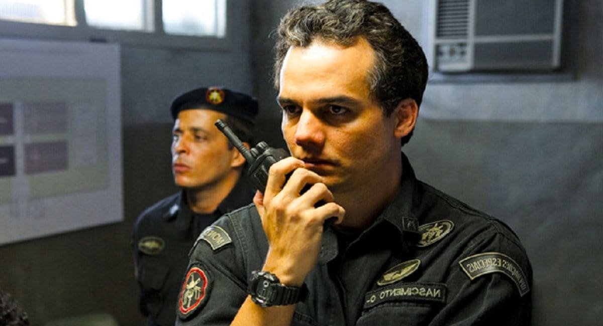 Imagem do Wagner Moura segurando o Rádio comunicador no filme Tropa de Elite (2007)
