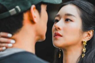 Ator Kim Soo-hyun de costas e a atriz Seo Yea-ji com os rostos muito próximos, quase se beijando, em cena de Tudo Bem Não Ser Normal.