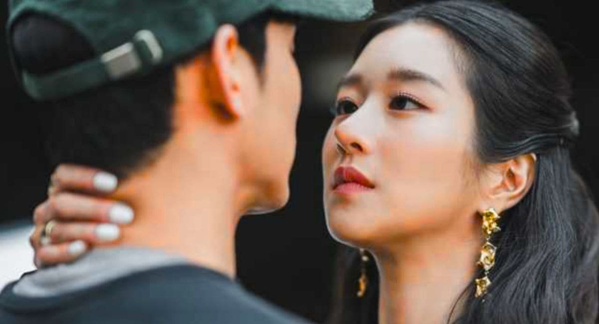 Ator Kim Soo-hyun de costas e a atriz Seo Yea-ji com os rostos muito próximos, quase se beijando, em cena de Tudo Bem Não Ser Normal.