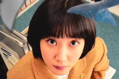 Park Eun-bin como Woo Young-woo vestindo um casaco amarelo e olhando para cima com expressão de descoberta na série Uma Advogada Extraordinária.