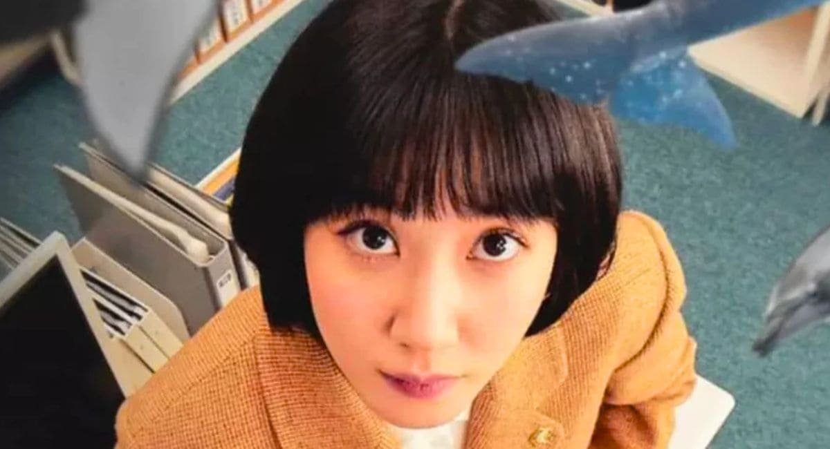 Park Eun-bin como Woo Young-woo vestindo um casaco amarelo e olhando para cima com expressão de descoberta na série Uma Advogada Extraordinária.