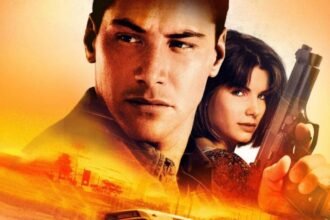 Imagem do filme Velocidade Máxima 1994 com dois atores com armas e chamas de fogos